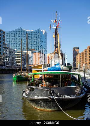 Sandtorhafen nella HafenCity di Amburgo in inverno. Foto Stock