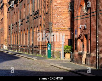 Architettura storica nel quartiere dei magazzini Speicherstadt di Amburgo. Foto Stock