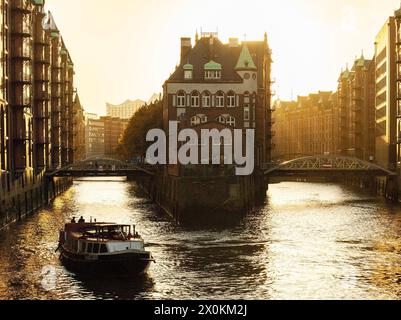 Castello sull'acqua, castello fortificato, Speicherstadt, Amburgo, Germania. Foto Stock