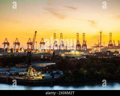 Porto di Amburgo in serata, zona industriale sull'Elba. Foto Stock