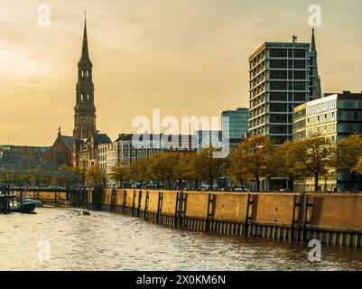 Atmosfera serale ad Amburgo, Zollkanal, Katharinenkirche. Foto Stock