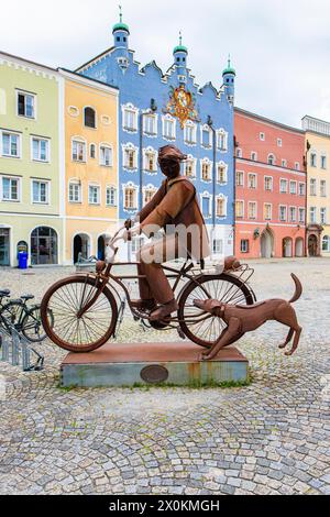 Scultura sulla piazza del mercato, Burghausen, alta Baviera, Germania Foto Stock