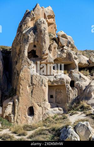 Antiche abitazioni nelle grotte scavate nelle rocce calcaree. Camino delle fate in Cappadocia. Turchia Foto Stock