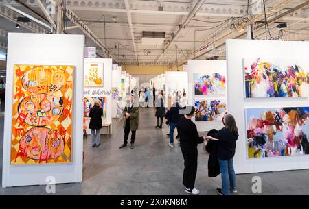 Toronto, Canada. 12 aprile 2024. Le persone visitano il 2024 Artist Project a Toronto, Canada, il 12 aprile 2024. Crediti: Zou Zheng/Xinhua/Alamy Live News Foto Stock