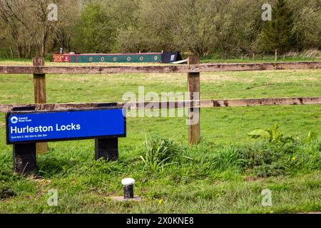 Hurleston chiuse sul canale Llangollen a Hurleston vicino a Nantwich nel Cheshire con una barca stretta ormeggiata sul canale Shropshire union sullo sfondo Foto Stock