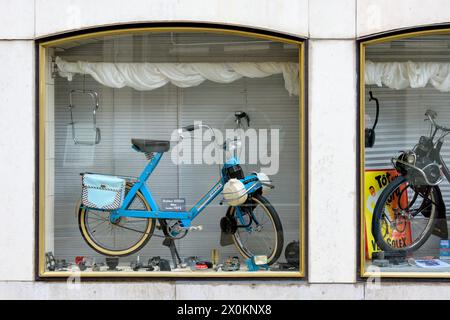 Francia, Alsazia, Wissembourg, velo Solex in vetrina. Foto Stock