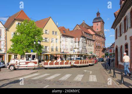 Francia, Alsazia, Wissembourg, visita della città vicino al municipio. Foto Stock