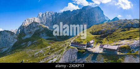 Veduta aerea del rifugio Albani e della parete nord della Presolana. Val di Scalve, Bergamo, Lombardia, Italia, Sud Europa. Foto Stock