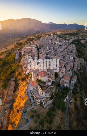 Vista aerea dell'antica città di Petralia Soprana, costruita su una scogliera, al tramonto. Distretto di Palermo, Sicilia, Italia. Foto Stock