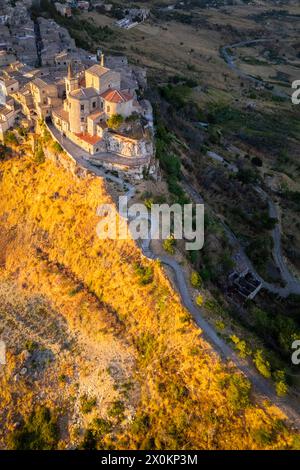 Vista aerea dell'antica città di Petralia Soprana, costruita su una scogliera, al tramonto. Distretto di Palermo, Sicilia, Italia. Foto Stock