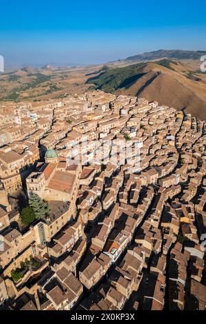 Vista aerea dell'antica città di Gangi con le sue strade labirintiche. Distretto di Palermo, Sicilia, Italia. Foto Stock