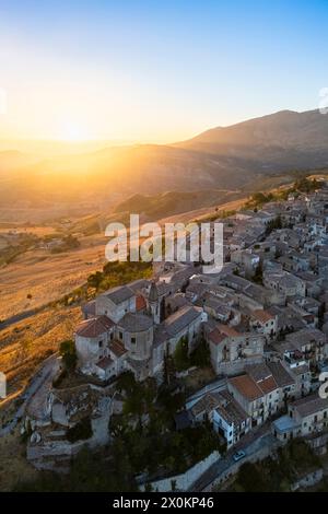 Vista aerea dell'antica città di Petralia Soprana, costruita su una scogliera, al tramonto. Distretto di Palermo, Sicilia, Italia. Foto Stock