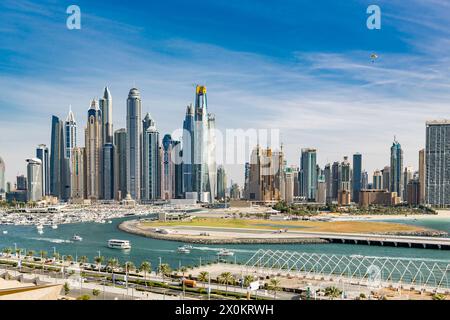 Vista del porto e della Marina di Dubai con grattacieli, Dubai Harbour, Palm Jumeirah, Dubai, Emirati Arabi Uniti, medio Oriente, Asia Foto Stock