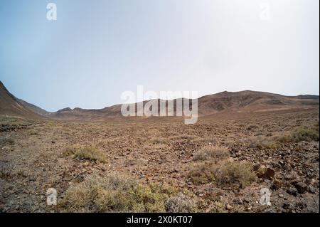 Paesaggio arido e vulcanico del lato meridionale della riserva naturale di Jandia, penisola di Jandia, Fuerteventura, Isole Canarie, Spagna Foto Stock