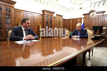 Mosca, Russia. 10 aprile 2024. Il presidente russo Vladimir Putin, a destra, ascolta il ministro del lavoro e della protezione sociale Anton Kotyakov, a sinistra, durante un incontro faccia a faccia al Cremlino, il 10 aprile 2024, a Mosca, in Russia. Kotyakov ha spiegato gli sforzi per sviluppare un sistema di tesoreria sociale per i cittadini russi. Crediti: Gavriil Grigorov/piscina del Cremlino/Alamy Live News Foto Stock