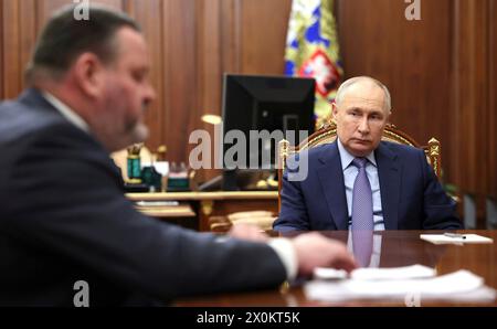 Mosca, Russia. 10 aprile 2024. Il presidente russo Vladimir Putin, a destra, ascolta il ministro del lavoro e della protezione sociale Anton Kotyakov, a sinistra, durante un incontro faccia a faccia al Cremlino, il 10 aprile 2024, a Mosca, in Russia. Kotyakov ha spiegato gli sforzi per sviluppare un sistema di tesoreria sociale per i cittadini russi. Crediti: Gavriil Grigorov/piscina del Cremlino/Alamy Live News Foto Stock