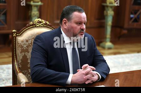 Mosca, Russia. 10 aprile 2024. Il ministro russo del lavoro e della protezione sociale Anton Kotyakov durante un incontro faccia a faccia ospitato dal Presidente Vladimir Putin, al Cremlino, il 10 aprile 2024, a Mosca, in Russia. Kotyakov ha spiegato gli sforzi per sviluppare un sistema di tesoreria sociale per i cittadini russi. Crediti: Gavriil Grigorov/piscina del Cremlino/Alamy Live News Foto Stock
