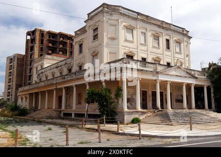 Welt ohne Menschen: Die einst beliebte Touristenstadt Varosha Varosia auf der Insel Zypern ist seit dem türkischen Einmarsch 1974 eine Geisterstadt. Noch immer ragen die verlassenen Hotels und Gebäude an der Mittelmeerküste in den Himmel. Auf den Straßen sprießen Büsche, Katzen streunen durch den verlassenen Küstenort. Varosha, 12.05.2022 Famagosta Zypern *** mondo senza persone la città turistica un tempo popolare di Varosha Varosia sull'isola di Cipro è stata una città fantasma dall'invasione turca nel 1974 gli hotel e gli edifici abbandonati sulla costa mediterranea ancora torreggiano nel cielo Foto Stock