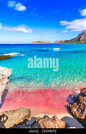 Spiaggia di Phalasarna, Creta, Grecia: Paesaggio naturale vista su una splendida spiaggia rosa e mare in una giornata di sole, Europa Foto Stock
