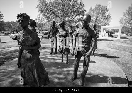 5 aprile 2024, Little Rock, Arkansas, Stati Uniti: Stautes of the Little Rock Nine ( Ernest Green, Elizabeth Eckford, Jefferson Thomas, Terrence Roberts, Carlotta Walls Lanier, Minnijean Brown, Gloria Ray Karlmark, Thelma Mothershed e Melba Pattillo Beals) sono mostrati nel Little Rock State House Grounds a Little Rock, Arkansas. Nel 1954 il caso Brown contro The Board of Education fu deciso che tutte le scuole pubbliche diventassero profanate. Il 2 settembre 1957, la notte prima di quello che sarebbe stato il primo giorno degli adolescenti nelle classi alte centrali, il governatore dell'Arkansas Orval Faubus ordinò ai nati dello stato Foto Stock