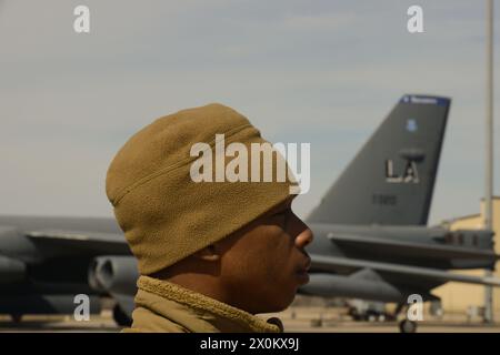 Airman Dorian Moye, 5th Security Forces Squadron Defender, è di guardia in un B-52H Stratofortress durante Prairie Vigilance 24-3 presso Minot Air Force base, North Dakota, 5 aprile 2024. Questo esercizio dimostra la capacità, la resilienza e la forza degli Airmen del Team Minot. Foto Stock