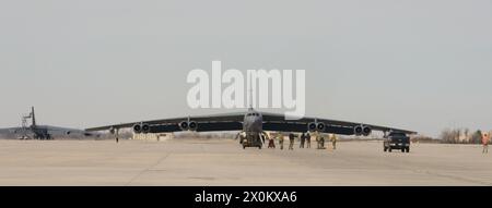 Un B-52H Stratofortress della U.S. Air Force assegnato al 2nd Bomb Wing, Barksdale Air Force base, Louisiana, taxi sulla flightline durante Prairie Vigilance 24-3 presso Minot Air Force base, North Dakota, 5 aprile 2024. Come missione di addestramento di routine, PV migliora la sicurezza, la sicurezza e l'affidabilità della gamba dei bombardieri della triade nucleare. Foto Stock