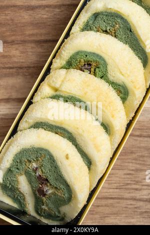 vista dall'alto, panini dolci a base di tè verde e fagioli mung a composizione verticale Foto Stock