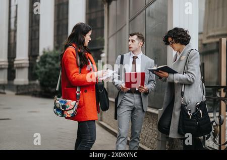 Colleghi che discutono di lavorare all'aperto in città Foto Stock