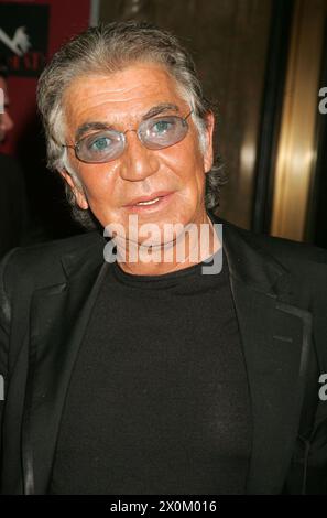 13 settembre 2006; New York, NY, Stati Uniti; il designer ROBERTO CAVALLI agli arrivi per il Vanity Fair Party a Saks Fifth Ave. (Credit Image: © Nancy Kaszerman/ZUMA Press Wire) SOLO PER USO EDITORIALE! Non per USO commerciale! Foto Stock