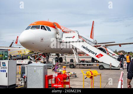 I passeggeri che salgono a bordo di un aereo easyJet a pochi passi dall'asfalto dell'aeroporto internazionale di Birmingham Foto Stock