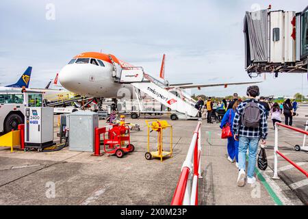 I passeggeri che salgono a bordo di un aereo easyJet a pochi passi dall'asfalto dell'aeroporto internazionale di Birmingham Foto Stock