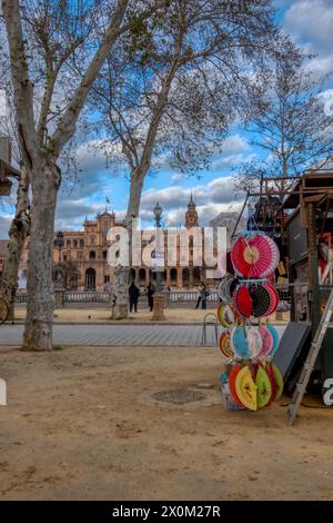 Siviglia, Spagna - 3 marzo 2024: Chiosco che vende souvenir per i turisti in Plaza España a Siviglia, Spagna Foto Stock