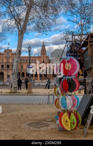 Siviglia, Spagna - 3 marzo 2024: Chiosco che vende souvenir per i turisti in Plaza España a Siviglia, Spagna Foto Stock