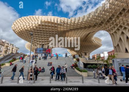 Siviglia, Spagna - 10 marzo 2024: Veduta della struttura conosciuta come Las Setas, (i funghi), situata in Plaza de la Encarnación a Siviglia, Spagna Foto Stock