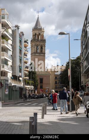 Siviglia, Spagna - 10 marzo 2024: Veduta di una strada di Siviglia, capitale dell'Andalusia. Foto Stock