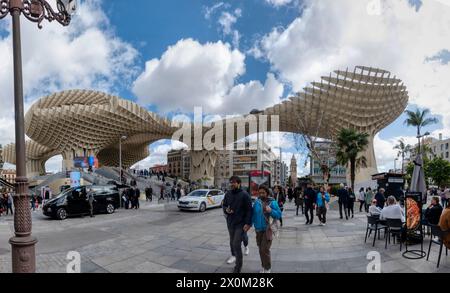 Siviglia, Spagna - 10 marzo 2024: Veduta della struttura conosciuta come Las Setas, (i funghi), situata in Plaza de la Encarnación a Siviglia, Andalus Foto Stock