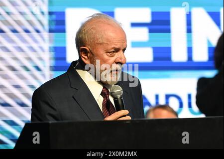 San Paolo, San Paolo, Brasile. 12 aprile 2024. San Paolo (SP), 04/12/2024 - PRESIDENTE/LULA/INAUGURAZIONE/ANFAVEA/SAO PAULO/SP Luiz Inacio Lula da Silva (PT) Presidente del Brasile, durante la cerimonia di inaugurazione della nuova sede dell'associazione nazionale dei costruttori di veicoli a motore (ANFAVEA) a San Paolo, nella regione di Vila Olimpia questo giovedì 12 aprile 2024. (Foto: Andre Ribeiro/Thenews2/Zumapress) (immagine di credito: © Andre Ribeiro/TheNEWS2 via ZUMA Press Wire) SOLO PER USO EDITORIALE! Non per USO commerciale! Foto Stock