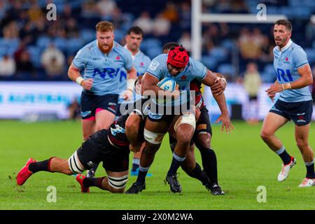 Sydney, Australia. 12 aprile 2024. Langi Gleeson dei Waratahs viene affrontato durante il Super Rugby Pacific 2024 RD8 match tra Waratahs e Crusaders all'Allianz Stadium il 12 aprile 2024 a Sydney, Australia Credit: IOIO IMAGES/Alamy Live News Foto Stock