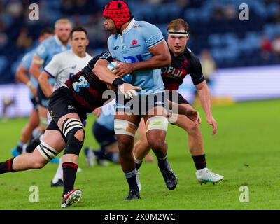 Sydney, Australia. 12 aprile 2024. Langi Gleeson dei Waratahs viene affrontato durante il Super Rugby Pacific 2024 RD8 match tra Waratahs e Crusaders all'Allianz Stadium il 12 aprile 2024 a Sydney, Australia Credit: IOIO IMAGES/Alamy Live News Foto Stock