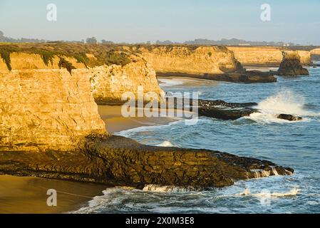 Onde e scogliere costiere nel Wide Ranch State Park. Foto Stock