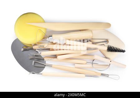 Set di diversi strumenti per la lavorazione dell'argilla isolati su bianco, vista dall'alto Foto Stock