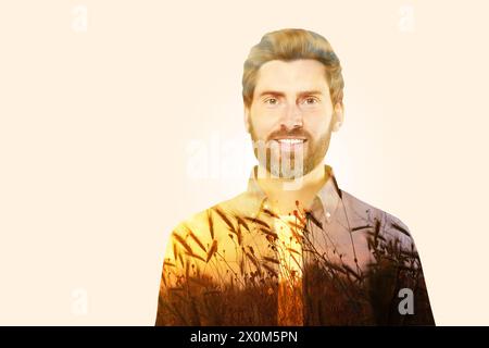 Doppia esposizione di bell'uomo e piante nel campo al tramonto Foto Stock