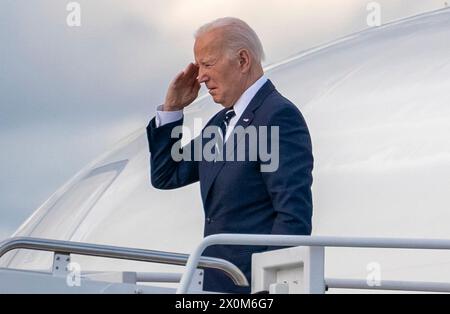 Washington DC, Stati Uniti. 12 aprile 2024. Il presidente degli Stati Uniti Joe Biden si imbarca sull'Air Force One mentre si reca a dover, Delaware, dalla Joint base Andrews, 12 aprile 2024. Credito: Ken Cedeno/Pool tramite CNP/dpa/Alamy Live News Foto Stock