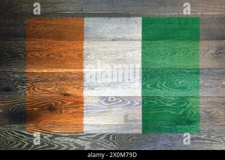 Bandiera della Costa d'Avorio della Costa d'Avorio su legno antico e rustico Foto Stock