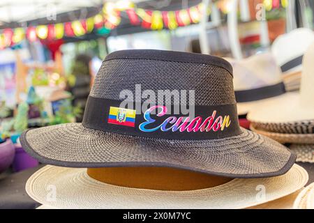 Cappello Panama o sombrero in stile classico fatto a mano con il nome del paese "Ecuador" e sulla fascia presso il tradizionale mercato all'aperto di Cuenca, Ecuador. Popul Foto Stock