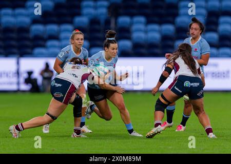 Sydney, Australia. 12 aprile 2024. Maya Stewart dei Waratahs è stata placcata durante il Super Rugby Women's 2024 Rd5 match tra Waratahs e Reds all'Allianz Stadium il 12 aprile 2024 a Sydney, Australia Credit: IOIO IMAGES/Alamy Live News Foto Stock