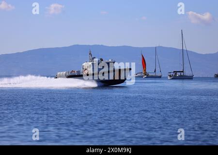 Bodrum, Turchia. 24 febbraio 2024: La nave di guardia costiera effettua un'ispezione nel Mar Egeo. Foto Stock