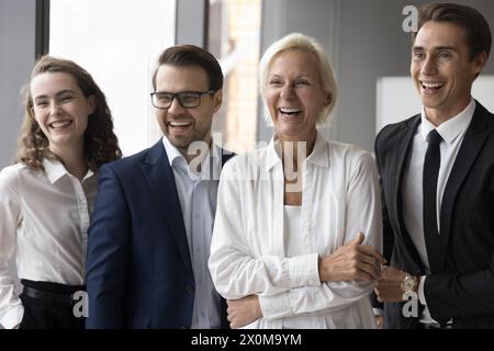Gli uomini d'affari felici posano per una foto aziendale in ufficio Foto Stock