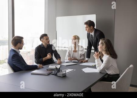 Un gruppo di imprenditori sviluppa strategie, brainstorming, discussione di idee Foto Stock