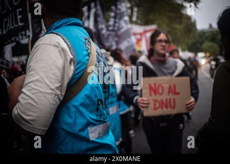 Buenos Aires, Buenos Aires, Argentina. 12 aprile 2024. La donna ha un segno che dice "no al decreto di necessità e urgenza (DNU)". Il 21 dicembre 2023, Javier Milei ha firmato un decreto di necessità e urgenza (DNU) entrato in vigore il 2 gennaio e mira a deregolamentare l'economia, abrogare centinaia di leggi e promuovere "tra gli altri" sui diritti dei lavoratori. (Credit Image: © Daniella Fernandez Realin/ZUMA Press Wire) SOLO PER USO EDITORIALE! Non per USO commerciale! Foto Stock